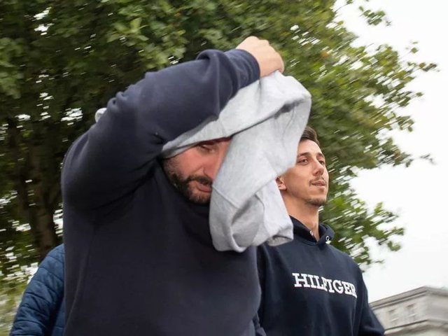 Gentjan dhe Donatel Dodaj , vëllezërit shqiptarë akuzohen për 60 kg kokainë në Irlande , njëri mbulon fytyrën kur shkon në gjykatë