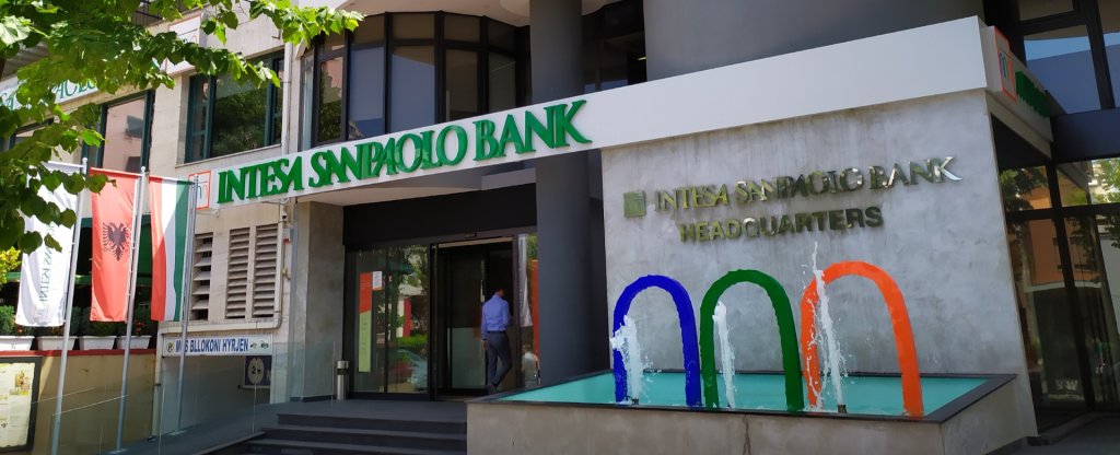 Banka Intesa SanPaolo përgatit vjedhjen e radhës ndaj klientëve, mesazhi që morën këto ditë mbi komisionet